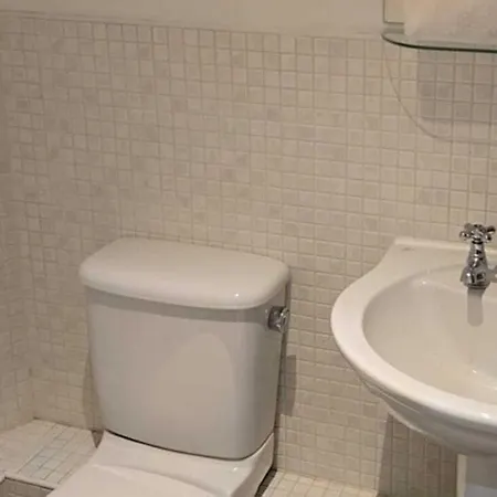 Compact L Sleeps 3 In Апартаменти *