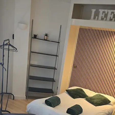 Compact L Sleeps 3 In Apartment