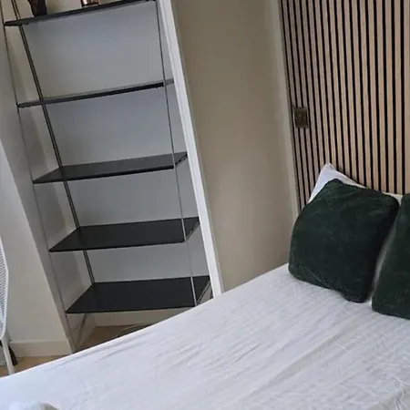 Compact L Sleeps 3 In Апартаменти *