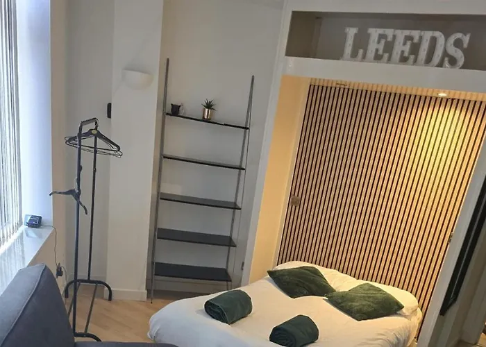 Compact L Sleeps 3 In Апартаменти