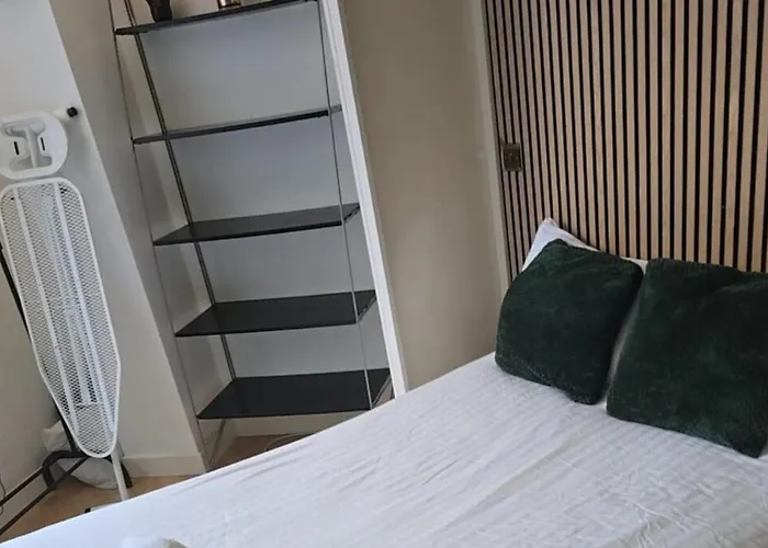 Compact L Sleeps 3 In Апартаменти *